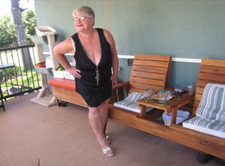 Gammel dame Girdle Goddess rister på den store rumpa mens hun sitter på en veranda