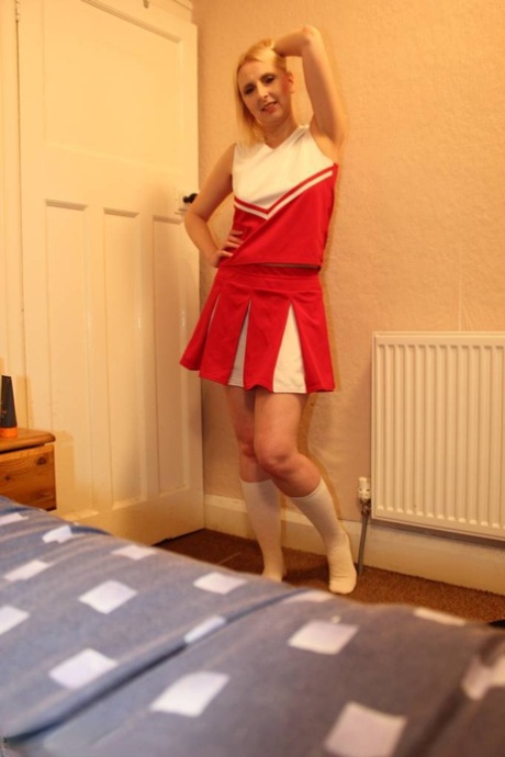 Blond amatør Tracey Lain suger en kuk før analsex i cheerleader-drakt