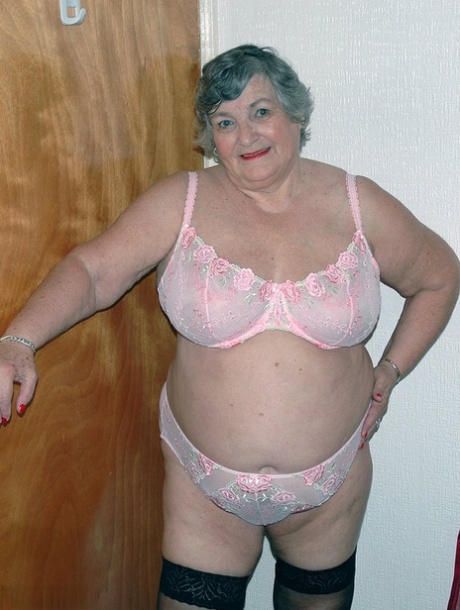 Obézní stará žena babička Libby masturbuje na posteli v punčochách