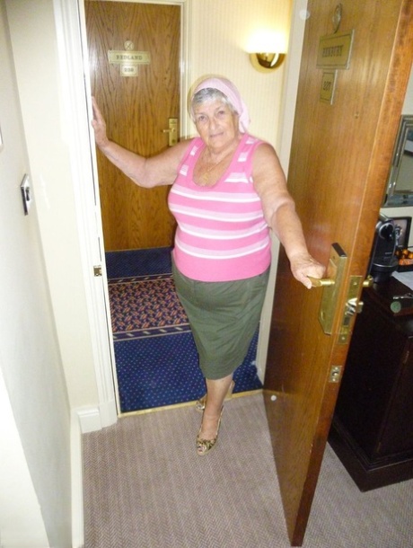 Zwaarlijvige oma likt haar eigen tepels terwijl ze naakt stript in woonkamer
