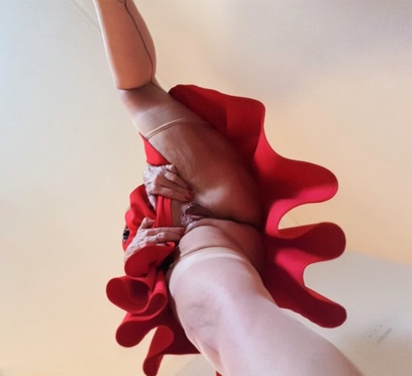 Британская любительница Лорна Блу обнажила свою бритую вагину во время съемки в юбке