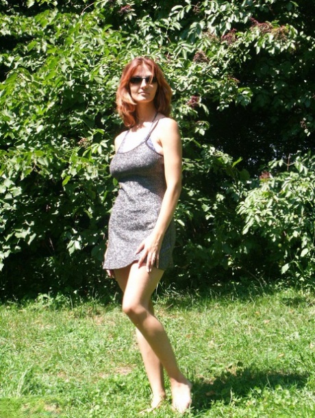 Den lækre rødhårede amatør Vanessa klæder sig af under et træ for at lufte sine store hængebryster