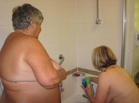 リビーおばあちゃんとレズビアンの恋人がシャワーを浴びながら体を洗い合う