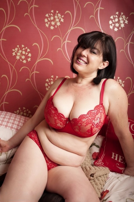 Big fatty Juicey Janey doffs rote Dessous zu streicheln ihre eigenen enormen Titten