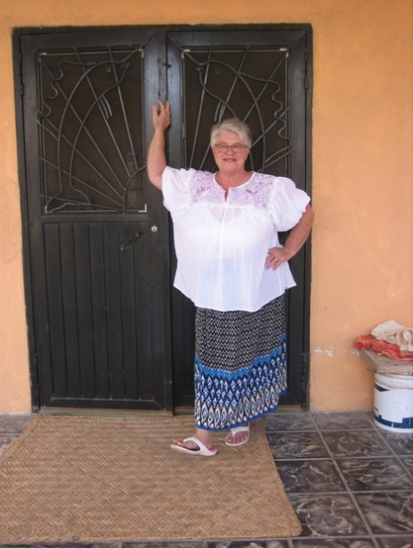 Oude amateur Girdle Goddess toont haar zwaarlijvige lichaam buiten haar voordeur
