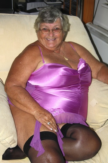 Den fete britiske bestemor Libby slikker på en brystvorte etter å ha mistet de store puppene.