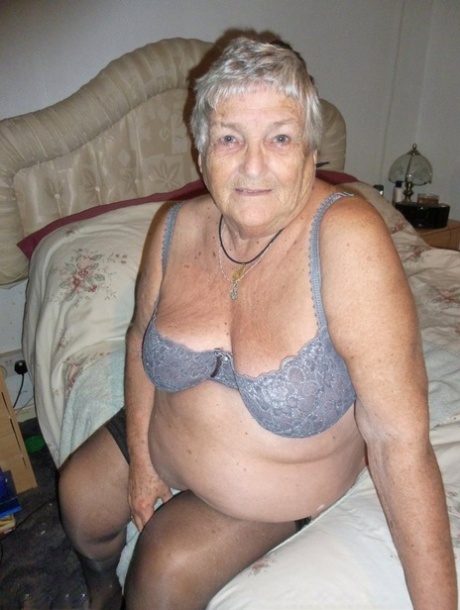 Den feta damen mormor Libby rakar sin fitta och sina underarmar med en rakhyvel