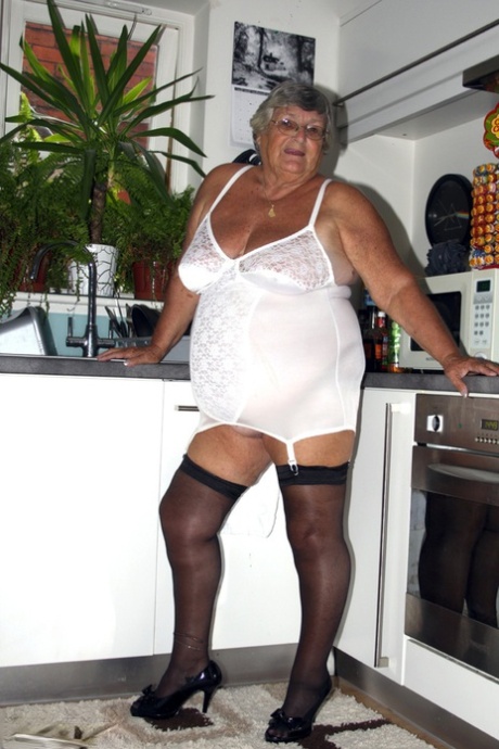 Ожиревшая бабушка Либби освобождает свои сиськи и писюн от винтажного нижнего белья