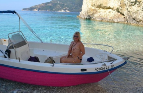 Chrissy desnuda pilota su barco desnuda para tomar el sol con sus tetas redondas