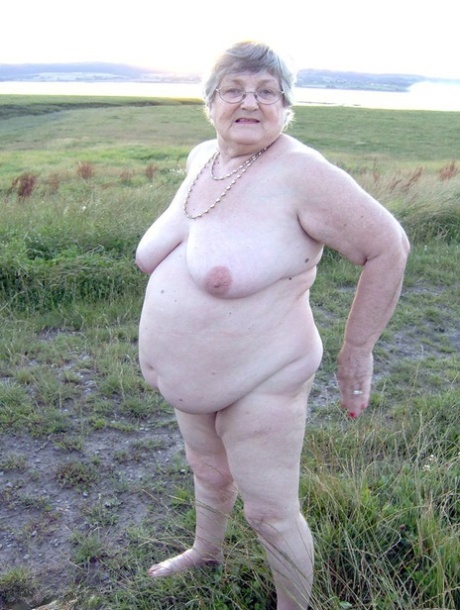 Fat nan Grandma Libby marche dans une flaque d