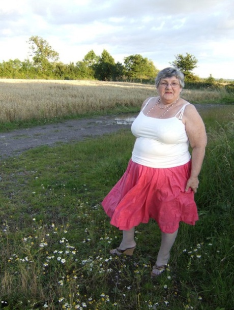 Obesa oma Grandma Libby exponerar sin enorma rumpa på ett fält vid en landsväg