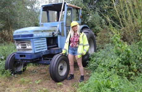 Reife Amateurin Barby Slut entblößt sich auf schwerer Ausrüstung auf einer Baustelle