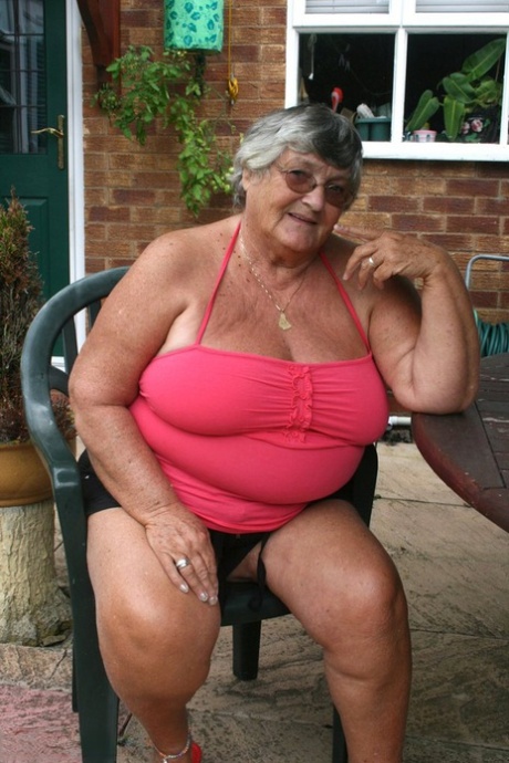 Fet oma Mormor Libby slickar en bröstvårta innan hon visar sin stora rumpa på en uteplats