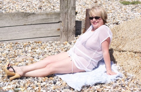 体重超标的金发女郎 Speedy Bee 在海滩上穿着比基尼，乳房和阴道都露出来了