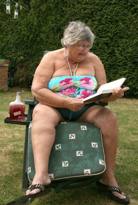 Frekk amatørmormor Libby stikker en flaske inn i den fete fitta si i hagen.