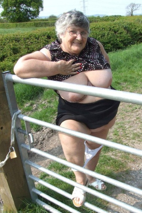 Napalona babcia Libby eksponuje masywne duże cycki i ogromny tyłek na farmie