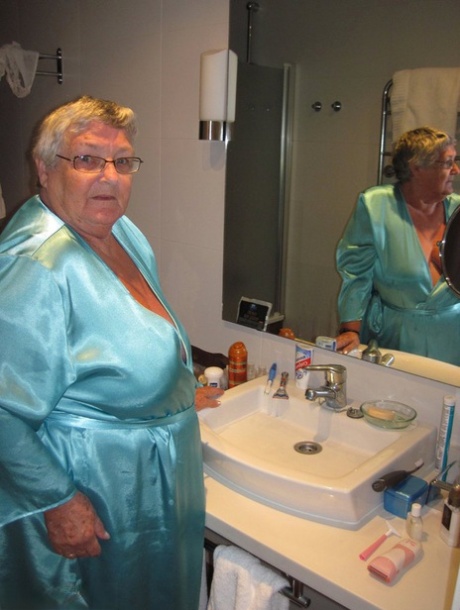 Den sykelig overvektige kvinnen bestemor Libby barberer seg før hun tar et boblebad.