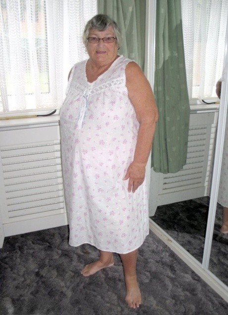 A velhinha Avó Libby agarra no seu rolo de gordura depois de se despir numa cama