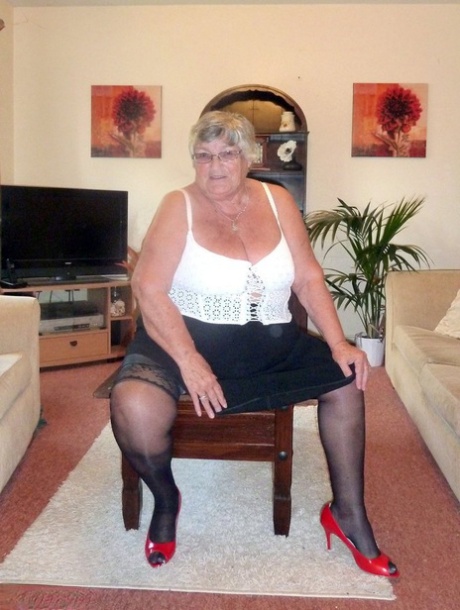 Die übergewichtige Oma Libby enthüllt ihre großen Brüste in ihrer Unterwäsche und ihren Strümpfen