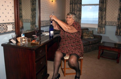 A avó britânica Libby bebe uma garrafa de álcool antes de uma inserção vaginal