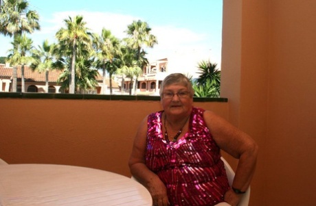 Übergewichtige Großmutter GrandmaLibby teilt ihre Schamlippen, nachdem sie sich auf dem Balkon ausgezogen hat