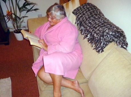 La nonnina inglese obesa Nonna Libby si masturba leggendo un romanzo d
