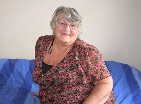 Old UK amateur Grandma Libby exposes her obese body before masturbating