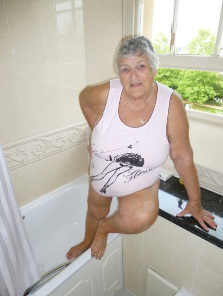 Den gamle, tykke britiske bestemoren Libby kler av seg mens hun tar et bad