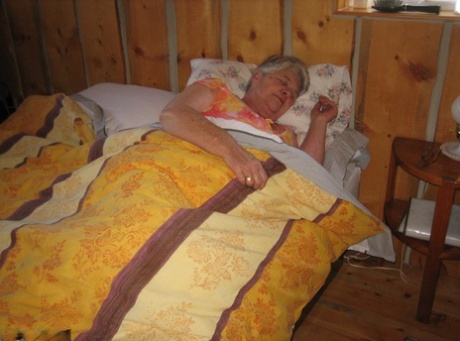 Nonna obesa Dea della cintura si sveglia da un sonnellino e si spoglia nuda