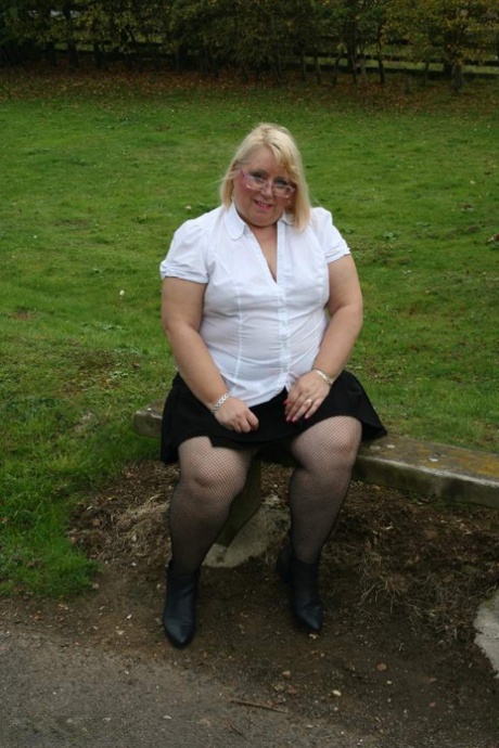 A gorda Lexie Cummings mostra as suas mamas e o seu grande rabo num banco de jardim em nylons