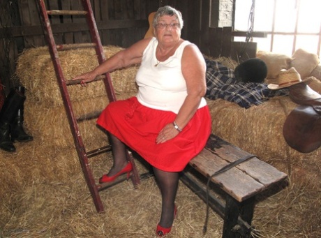 Obézní britská babička Libby se svlékne do punčoch na posteli ze slámy