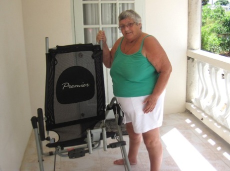 Den överviktiga brittiska kvinnan Grandma Libby är helt naken på träningsredskap