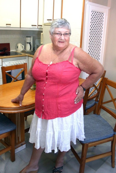 时髦的 SSBBW 奶奶 Libby 赤身裸体地弯腰，展示她的巨大肥臀