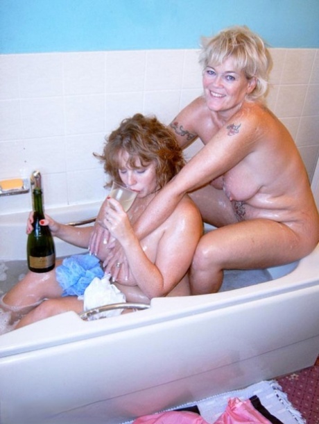 A amadora britânica Curvy Claire e a sua amiga lésbica tomam banho uma à outra numa banheira