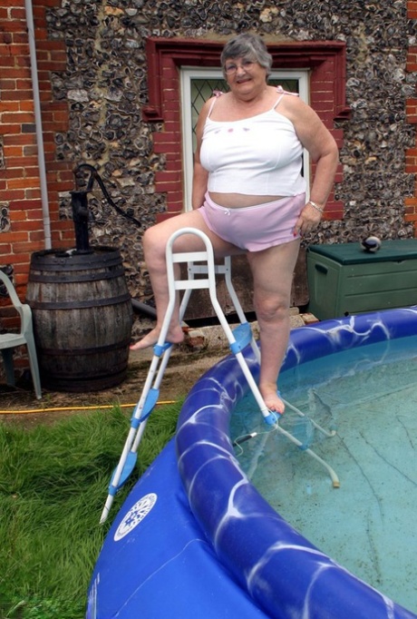 La abuela Libby expone sus pechos en una piscina de Reino Unido
