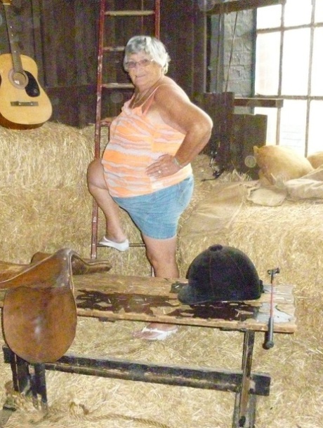 Dikke oma oma Libby gaat naakt in een schuur terwijl ze akoestische gitaar speelt
