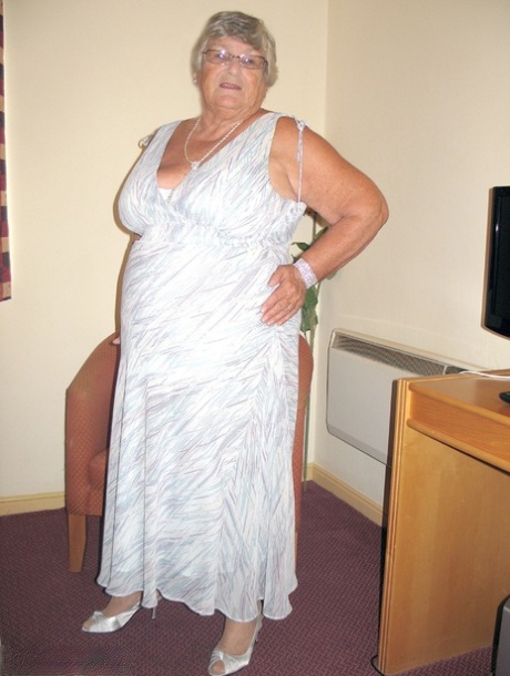 Stará Britka Grandma Libby vystavuje své obézní tělo na odiv