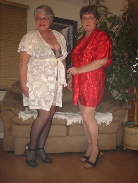 Amatørmormor Girdle Goddess & en anden nan-model matcher lingeri i nylonstrømper