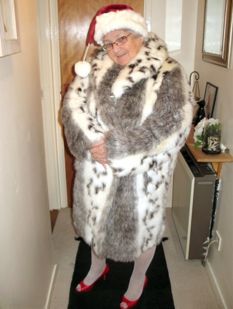 Brytyjska babcia Libby eksponuje swoje grube ciało w świątecznej czapce i pończochach