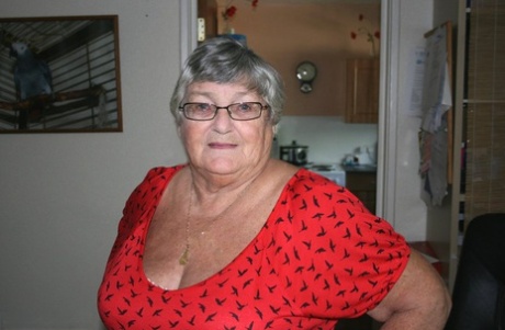 Obesa abuela Libby partes su coño afeitado después de quitarse la ropa interior de satén