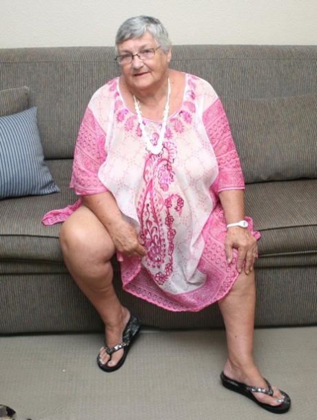 Liderlig bedstemor Libby smider tøjet og spreder sin gamle barberede fisse på sofaen