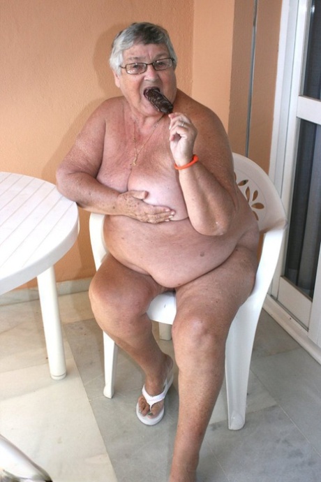 Den fete britiske omaen Grandma Libby blir klissete med en frossen godbit mens hun onanerer.
