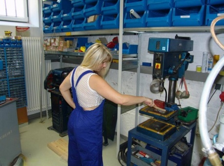 Rijpe blondine verwijdert haar overall voordat ze masturbeert in workshop