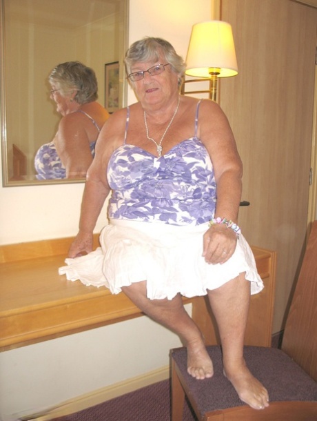 Dikke Britse oma Libby kleedt zich helemaal uit in een hotelkamer