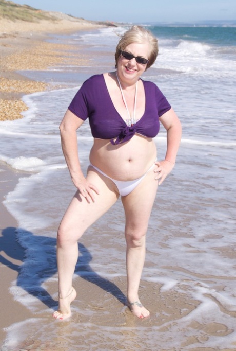 成熟的业余选手 Speedy Bee 在英国海滩上戴着墨镜赤身裸体