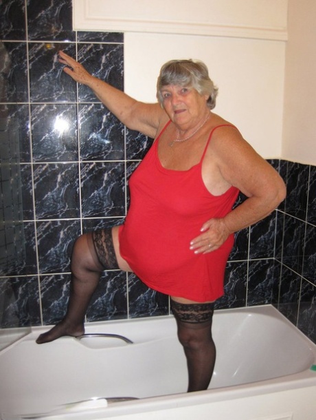 Overvektige bestemor Libby kler av seg naken i strømper i dusjen