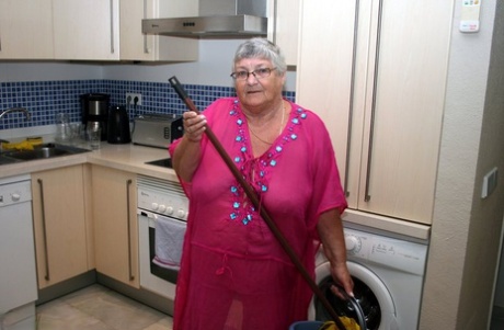 La grassa nonna inglese Nonna Libby si spoglia completamente mentre pulisce la cucina