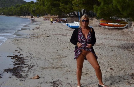 Rubia amateur Chrissy desnuda mientras visita una playa pública