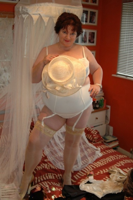 Mulher obesa com cabelo ruivo Chris 44g mostra as suas mamas gigantes em roupa interior