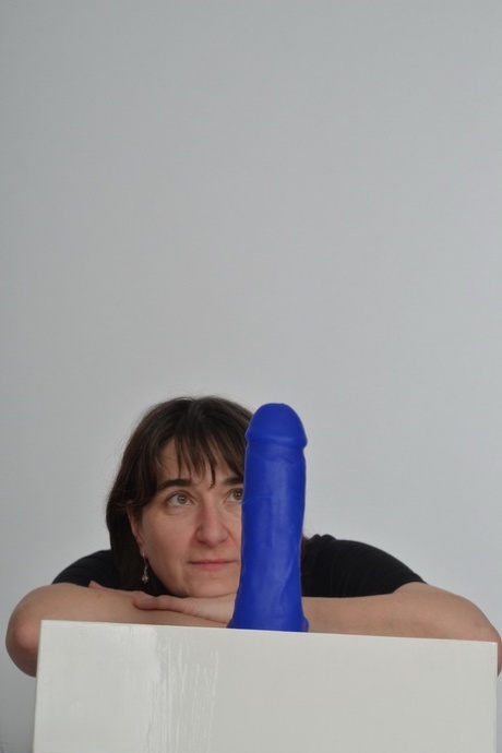 Amateur Schlampe mit schlaffen Titten reitet einen großen blauen Dildo so verdammt gut